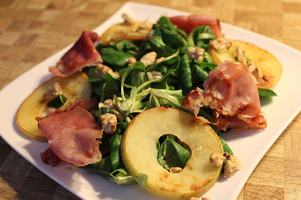 Feldsalat mit karamellisierten Apfelscheiben