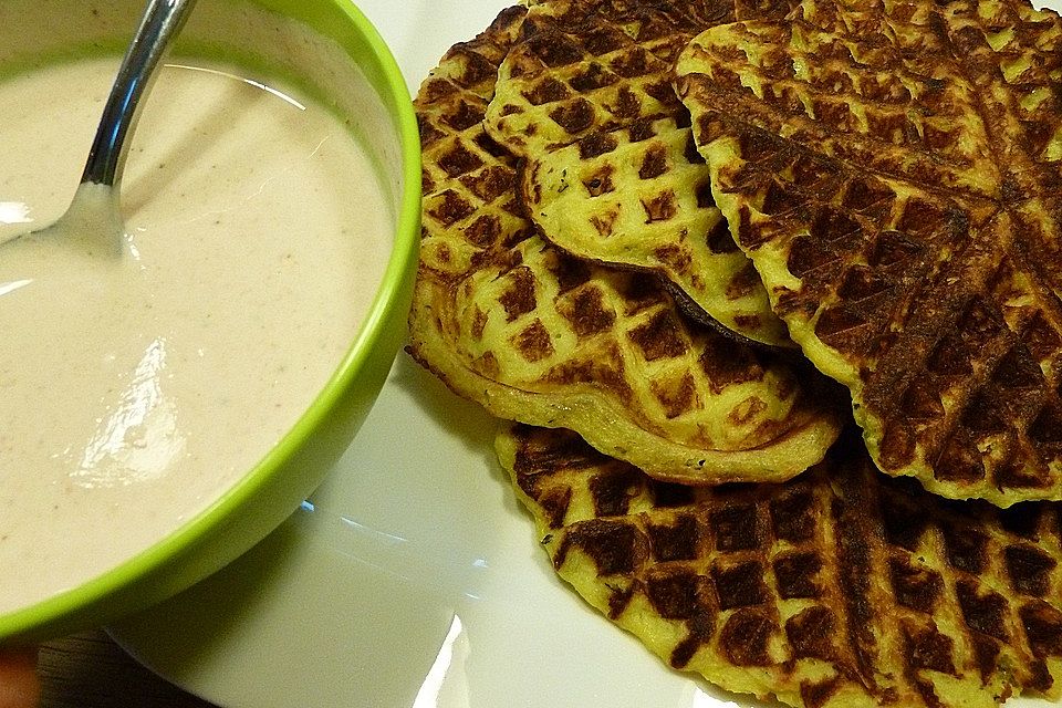 Pikante Kartoffelwaffeln mit Dip