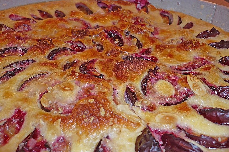 Zwetschgenkuchen mit Sahne - Mandelguss