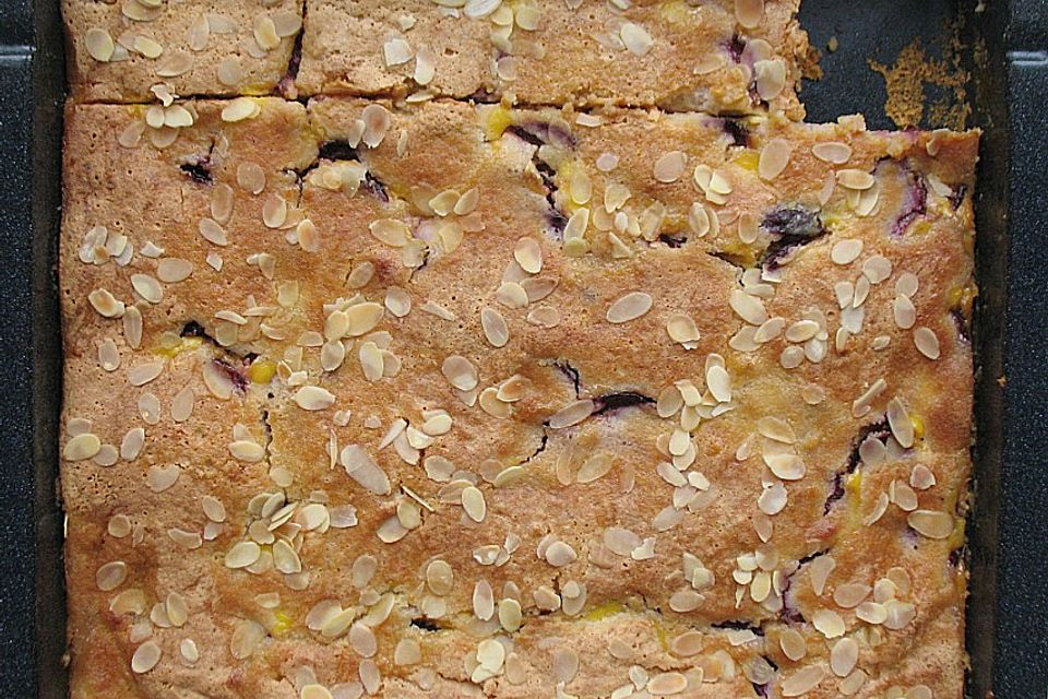 Zwetschgenkuchen mit Sahne - Mandelguss