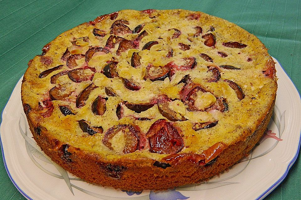 Zwetschgenkuchen mit Sahne - Mandelguss