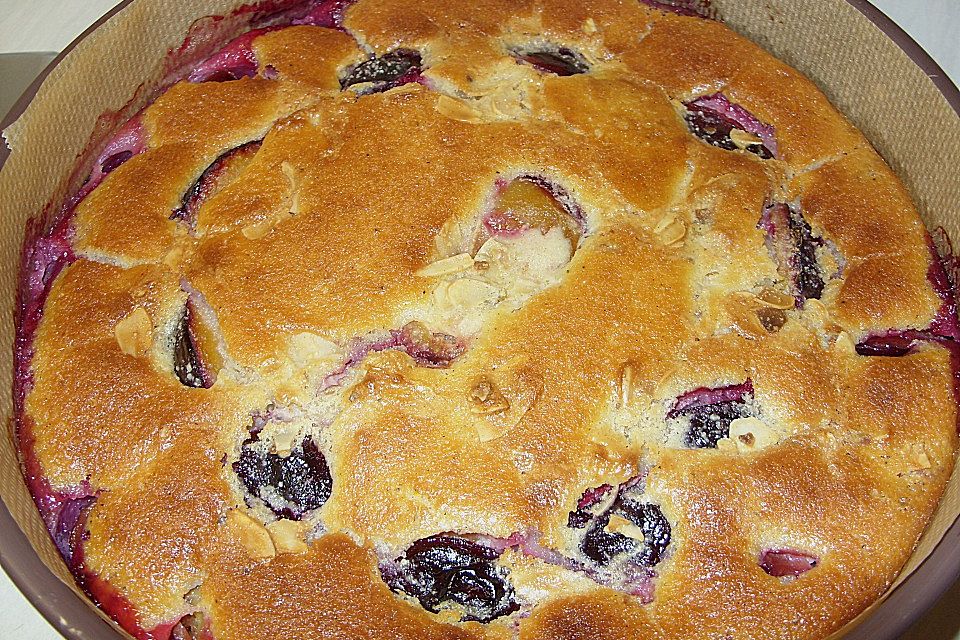 Zwetschgenkuchen mit Sahne - Mandelguss