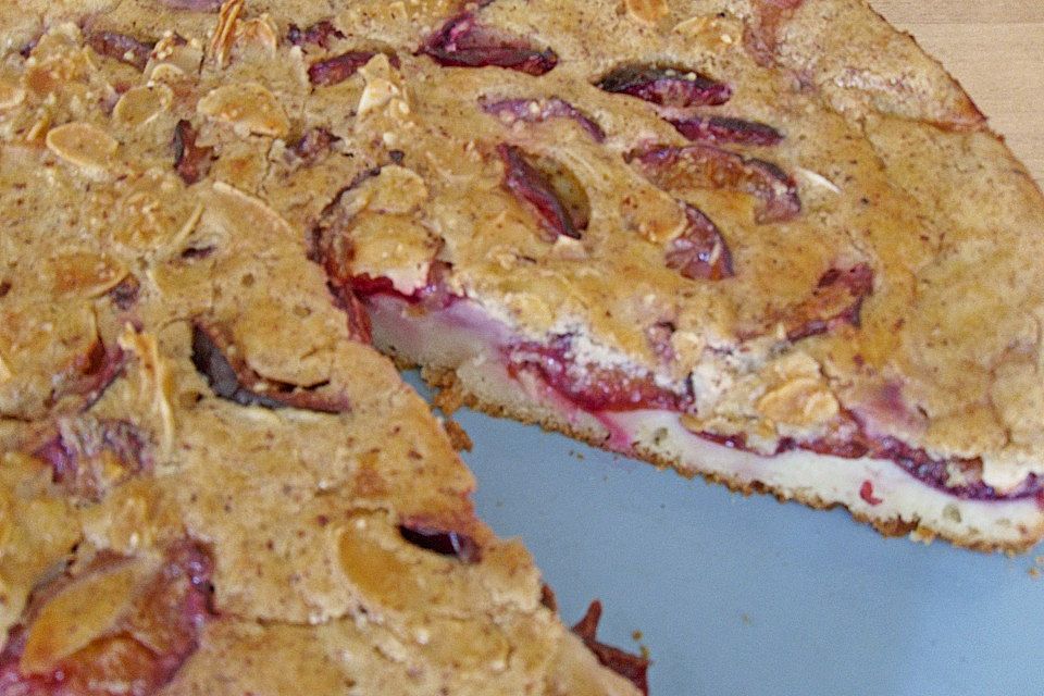 Zwetschgenkuchen mit Sahne - Mandelguss