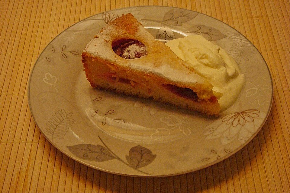 Zwetschgenkuchen mit Sahne - Mandelguss