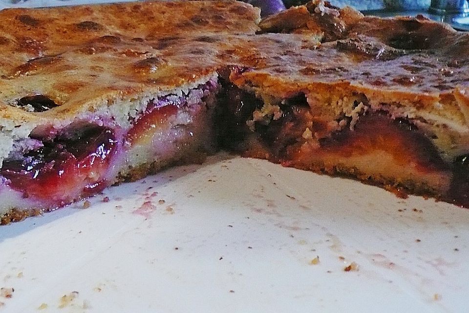 Zwetschgenkuchen mit Sahne - Mandelguss