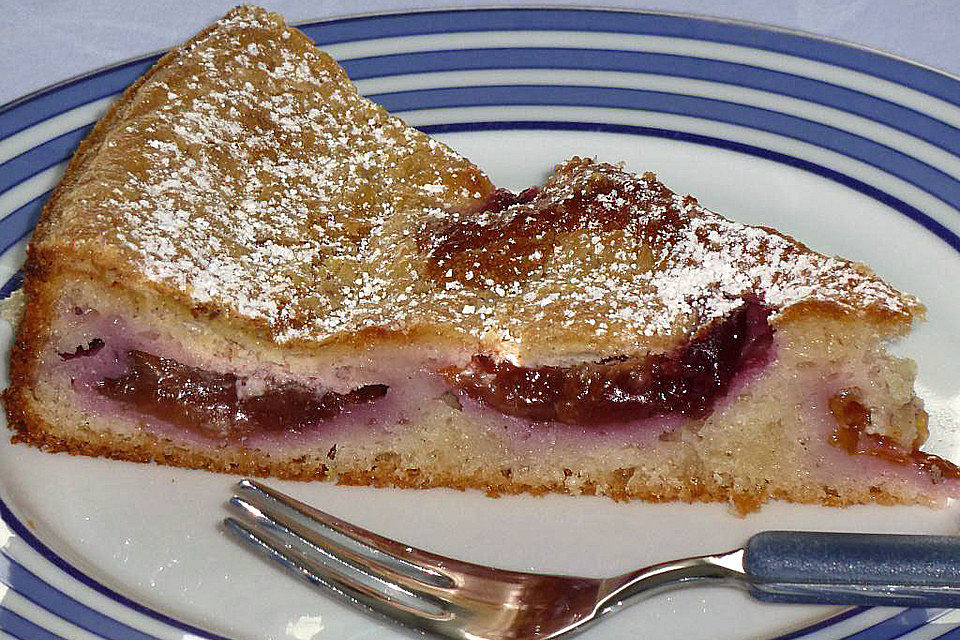 Zwetschgenkuchen mit Sahne - Mandelguss