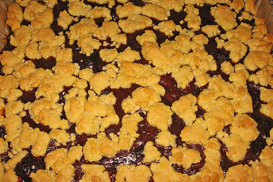 Zwetschgengrütze - Kuchen mit Mandelstreuseln