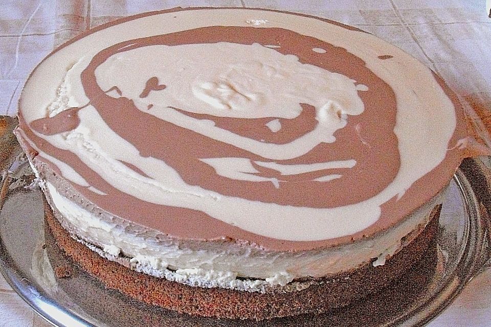 Zweifarbige Schokomoussetorte