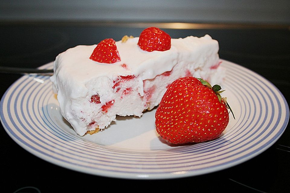 Gefrosteter Erdbeer - Sahne - Kuchen