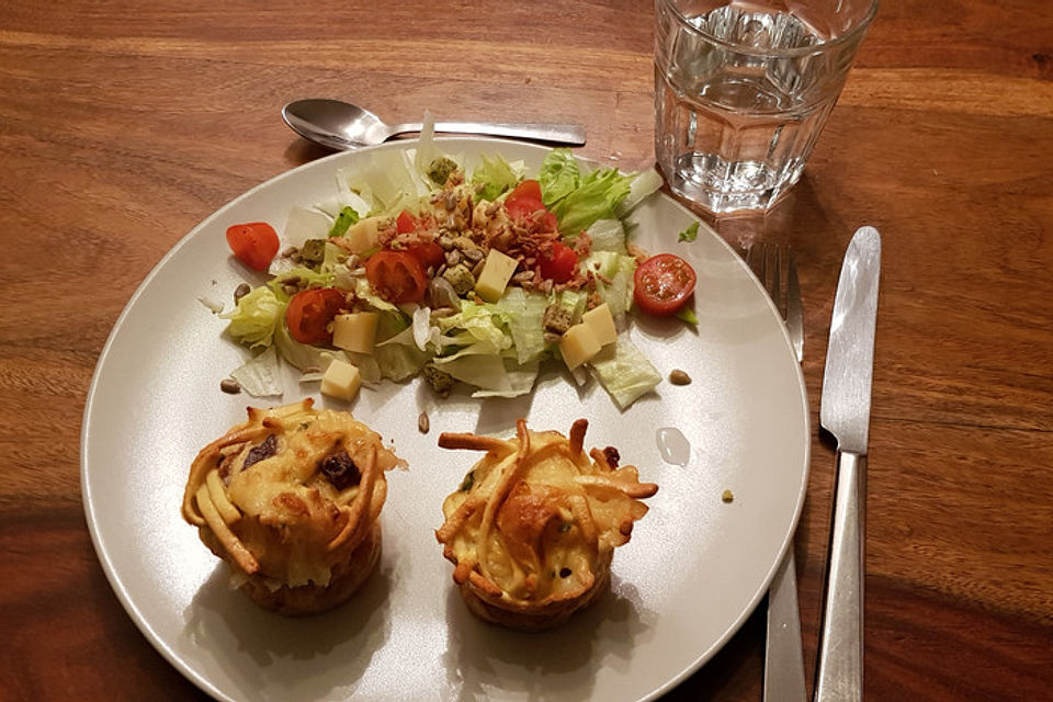 Spätzle - Muffins mit Salat