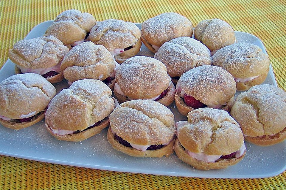 Windbeutel mit frischen Himbeeren