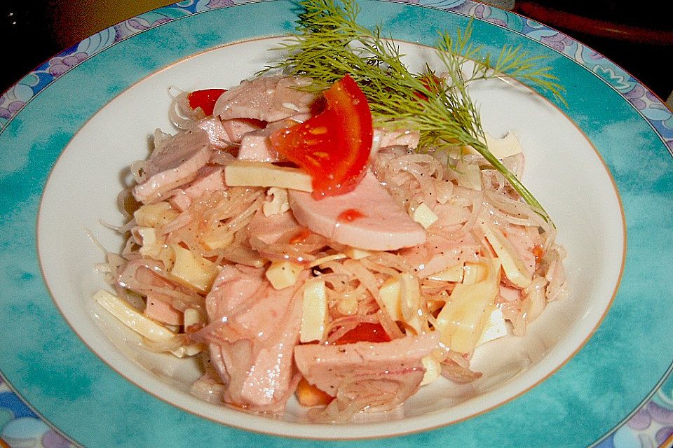 Wurstsalat mit  Bergkäse