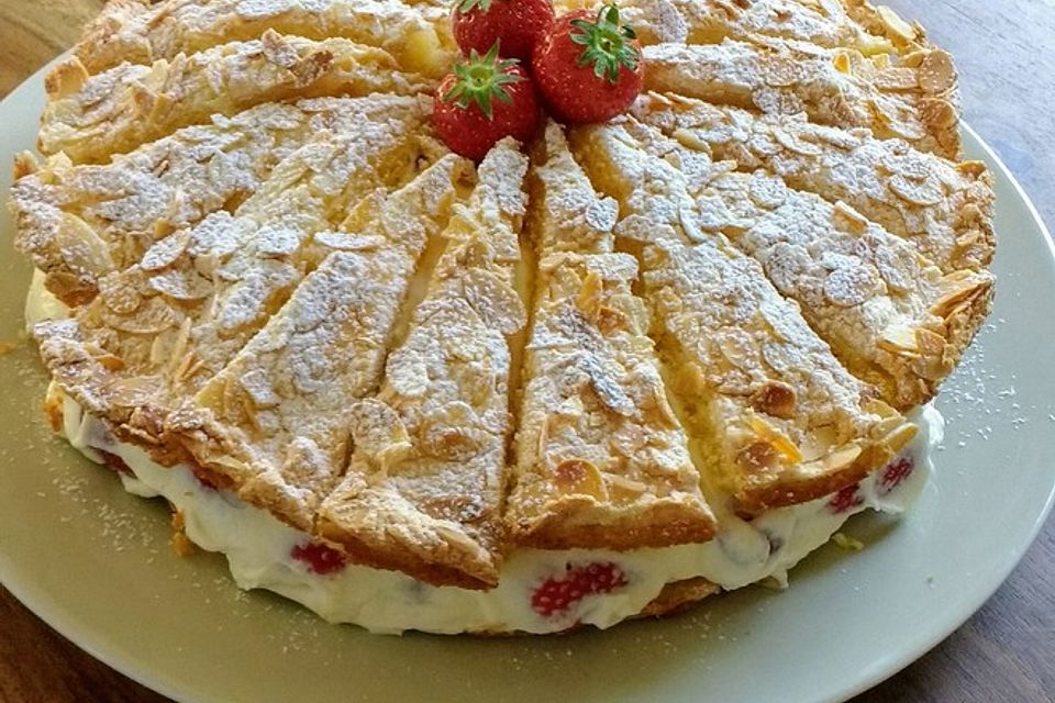 Schneemousse-Erdbeertorte