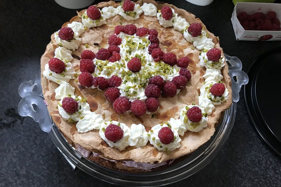 Schneemousse-Erdbeertorte