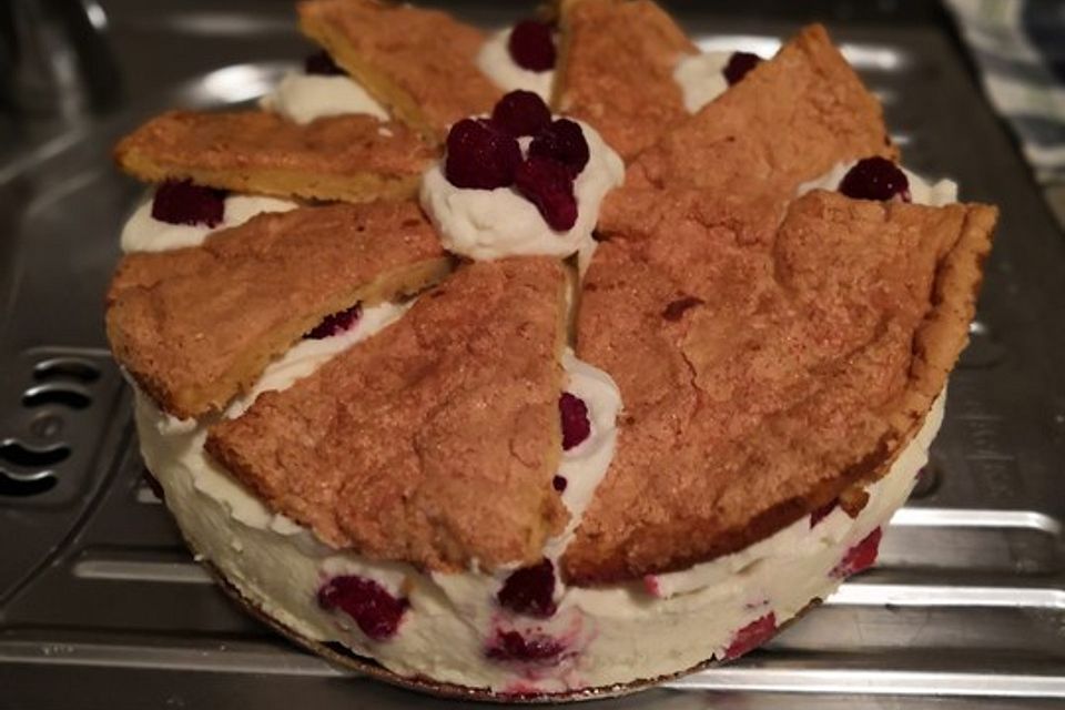 Schneemousse-Erdbeertorte