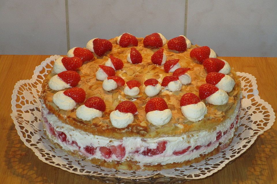 Schneemousse-Erdbeertorte