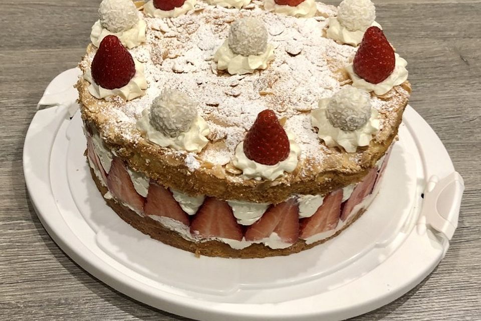 Schneemousse-Erdbeertorte