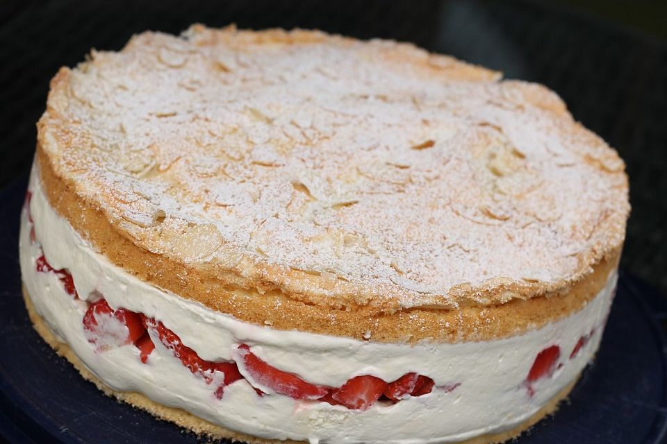 Schneemousse-Erdbeertorte