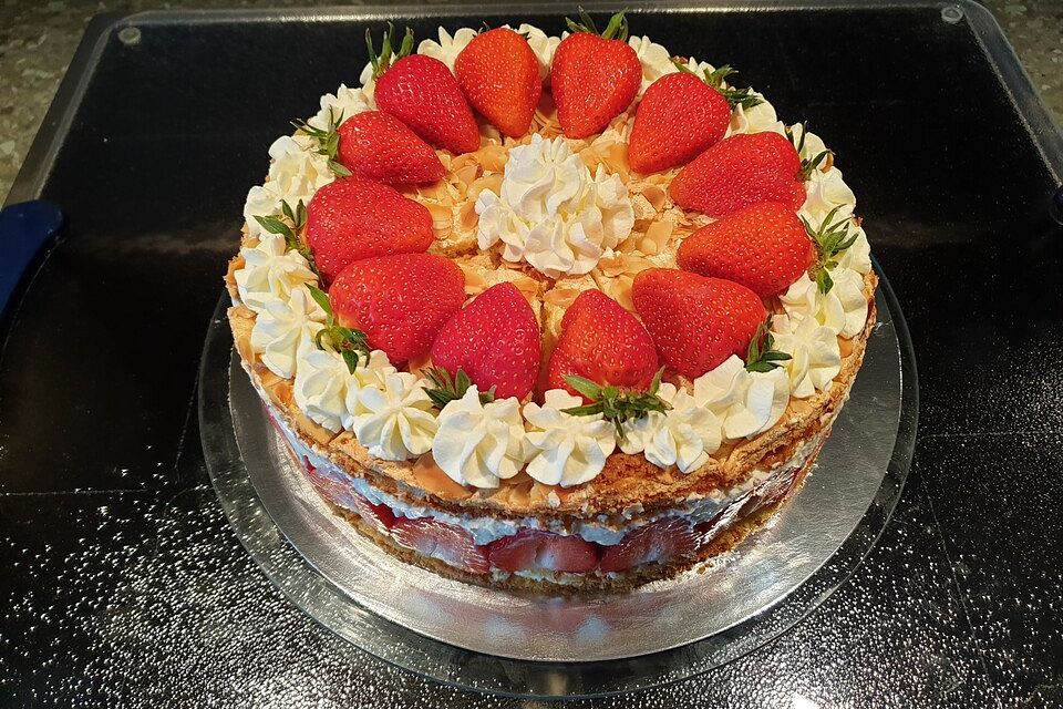 Schneemousse-Erdbeertorte