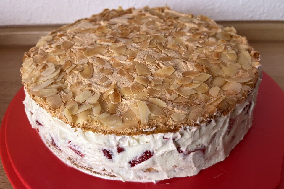 Schneemousse-Erdbeertorte