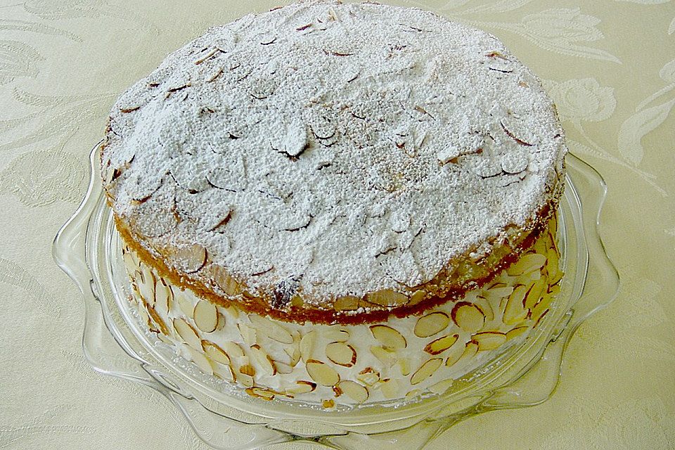 Schneemousse-Erdbeertorte