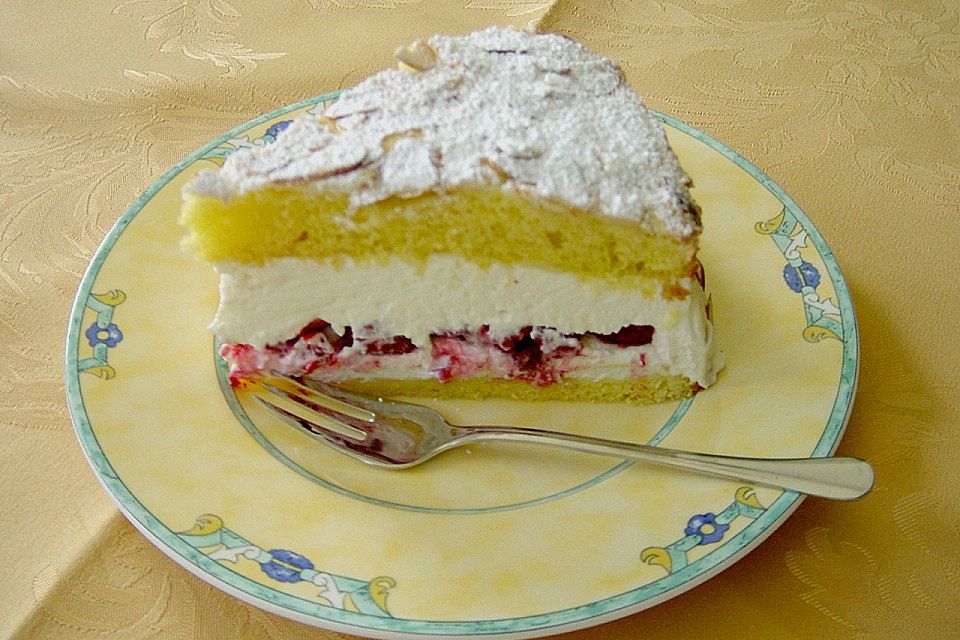 Schneemousse-Erdbeertorte