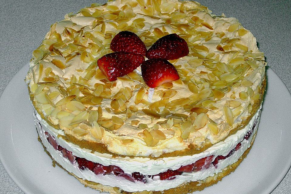 Schneemousse-Erdbeertorte