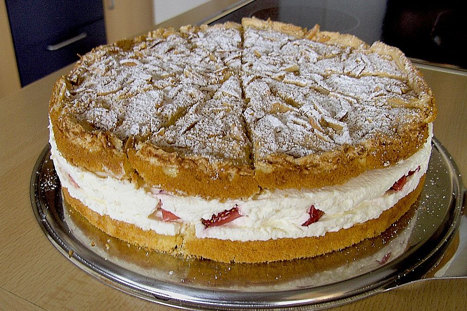 Schneemousse-Erdbeertorte