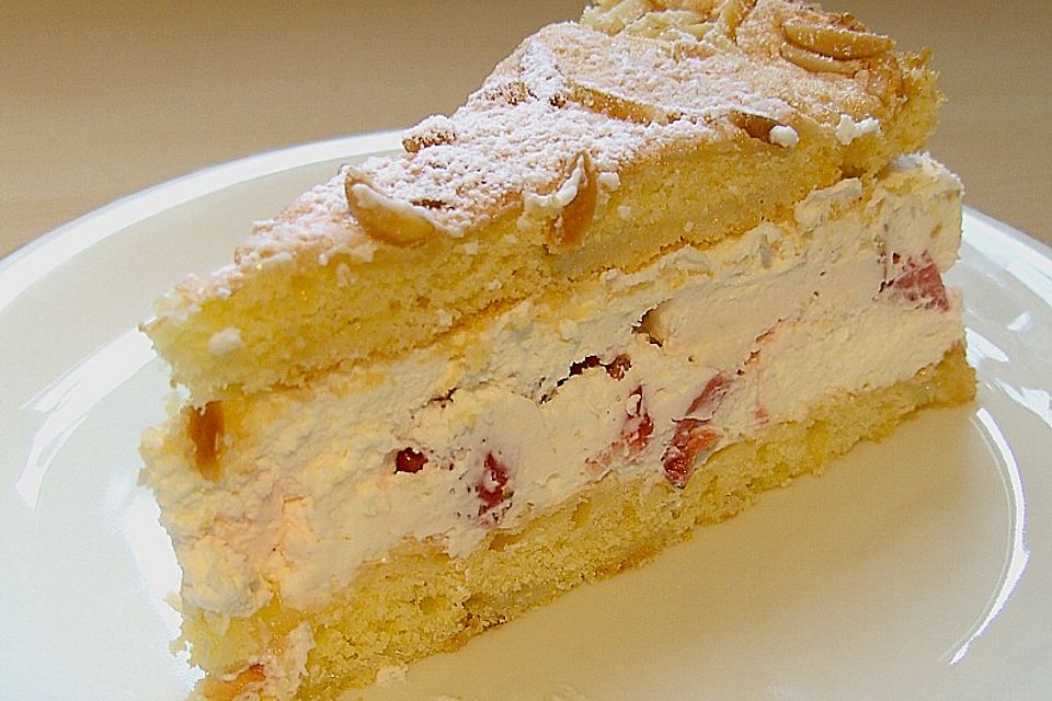 Schneemousse-Erdbeertorte