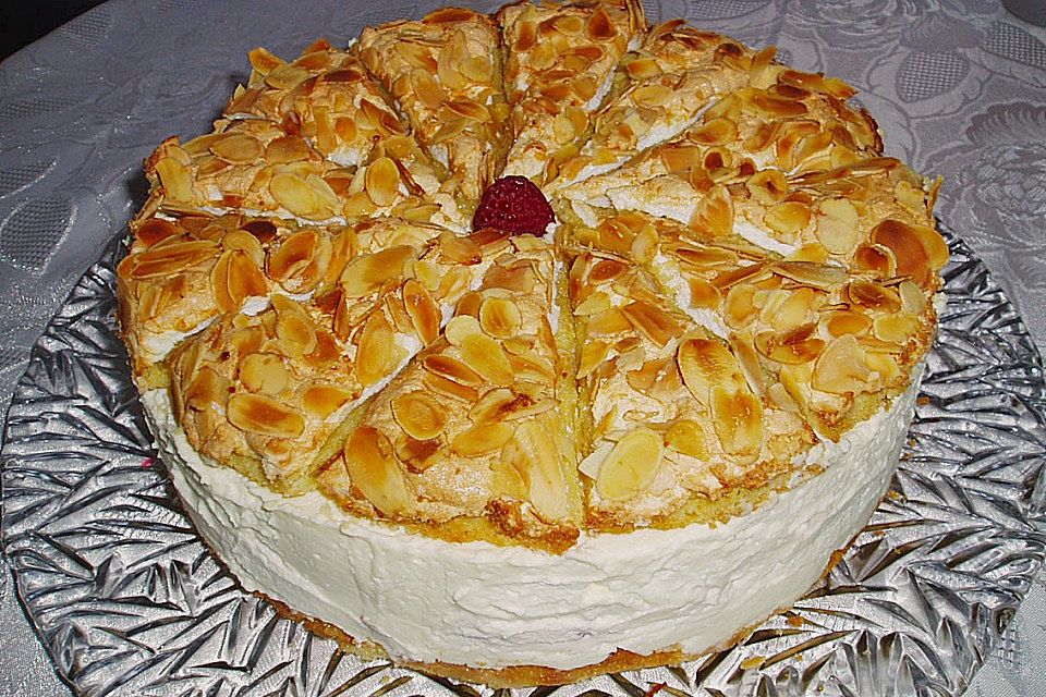 Schneemousse-Erdbeertorte