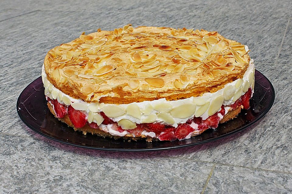 Schneemousse-Erdbeertorte