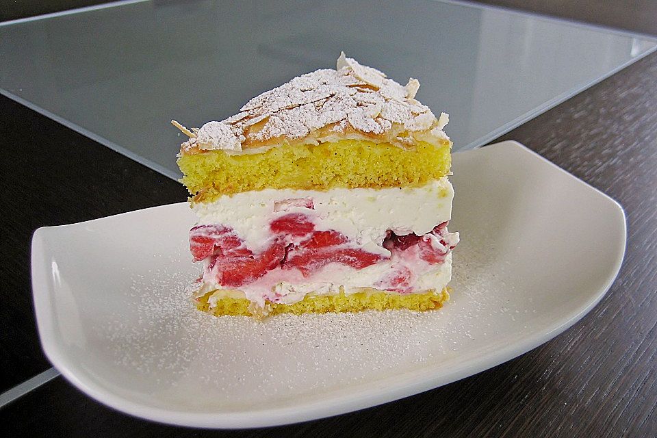 Schneemousse-Erdbeertorte