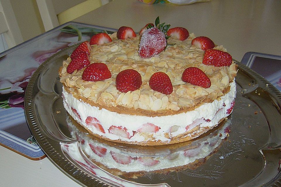 Schneemousse-Erdbeertorte