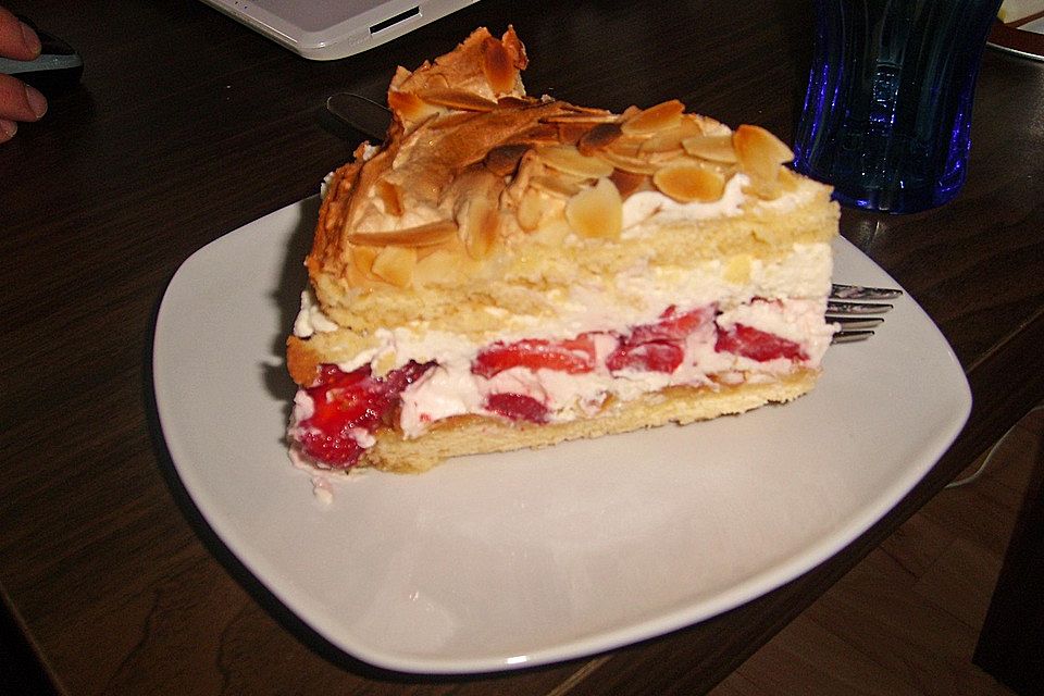 Schneemousse-Erdbeertorte