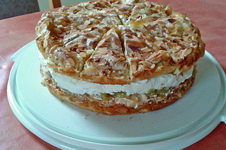 Schneemousse-Erdbeertorte