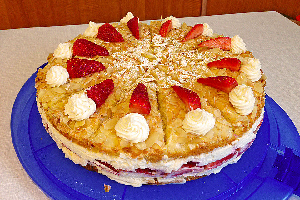 Schneemousse-Erdbeertorte