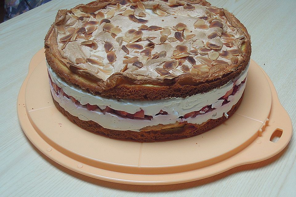 Schneemousse-Erdbeertorte