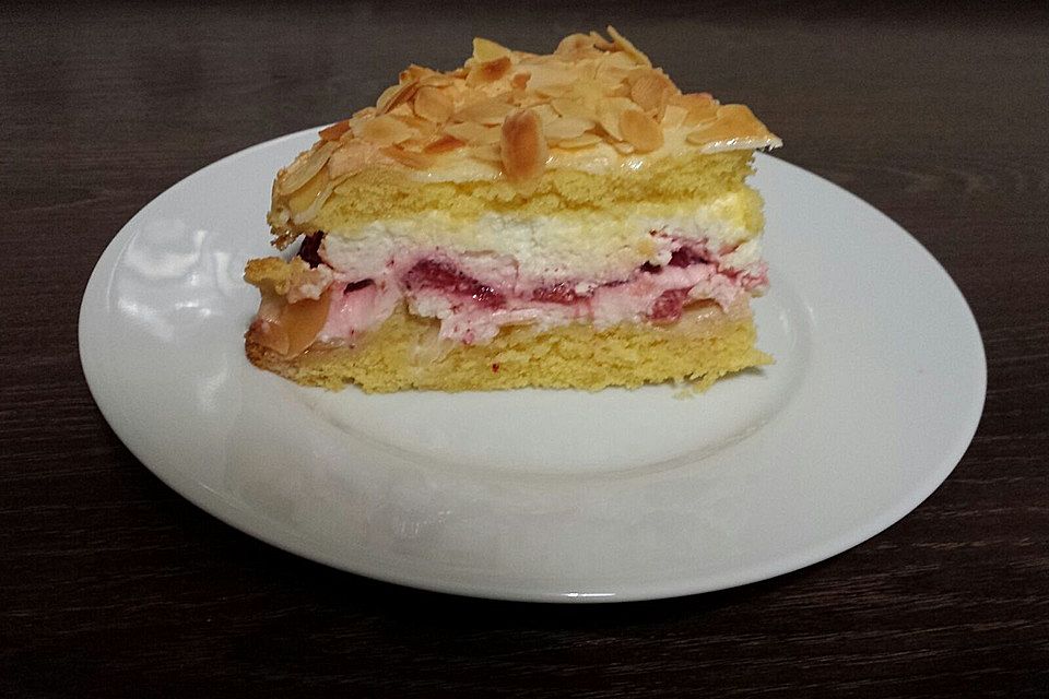 Schneemousse-Erdbeertorte