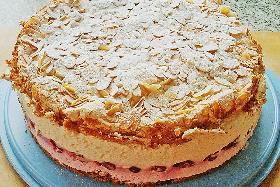 Schneemousse-Erdbeertorte