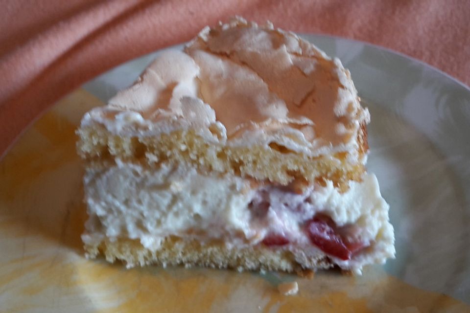 Schneemousse-Erdbeertorte