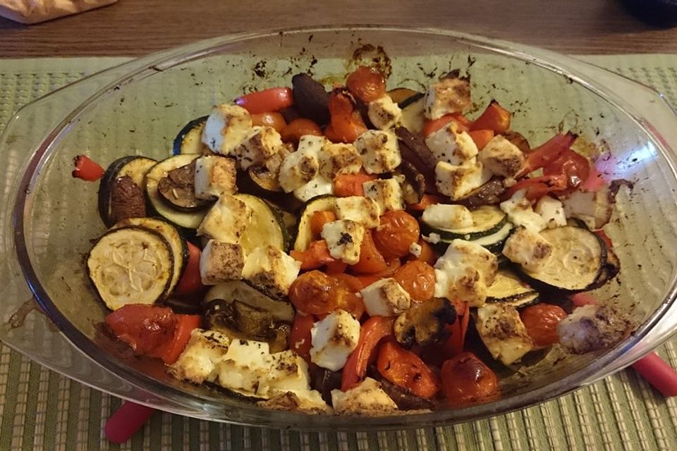 Mediterranes Ofengemüse mit Halloumi