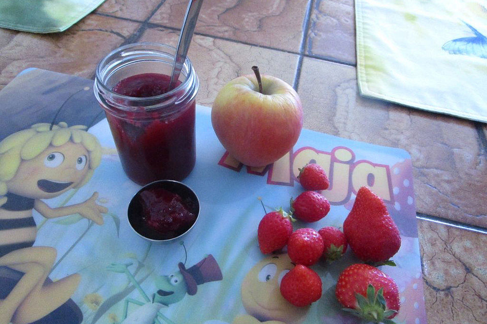 Erdbeere - Holunderblüten - Apfel Marmelade