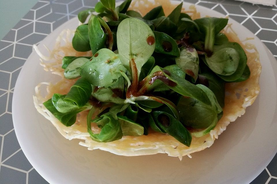 Feldsalat im Parmesankörbchen