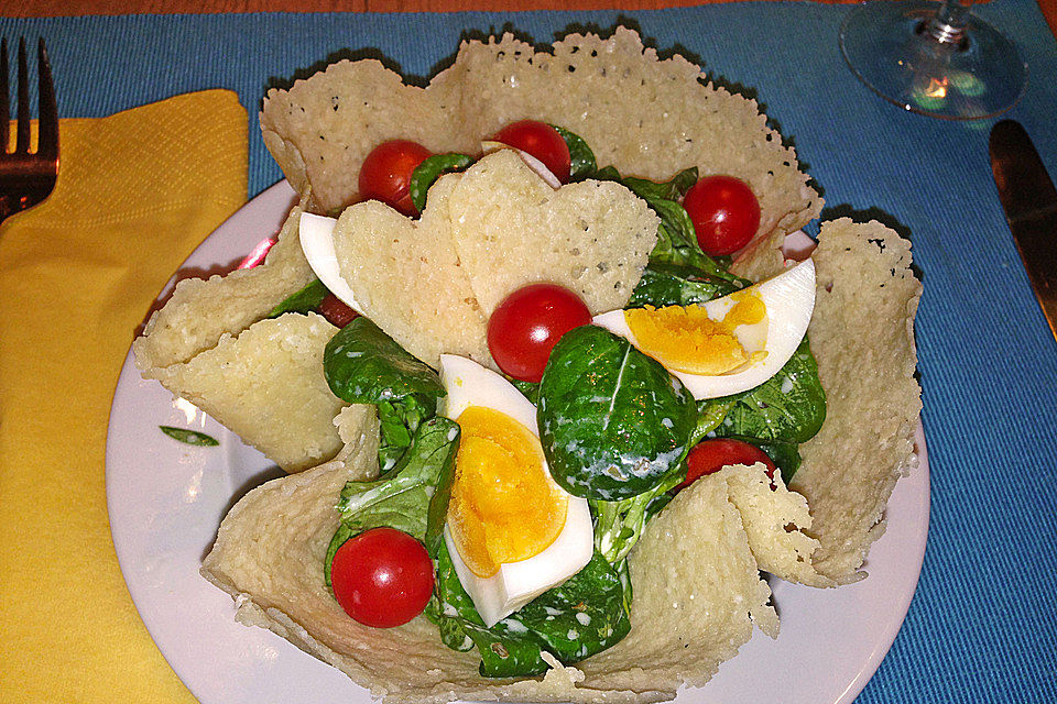 Feldsalat im Parmesankörbchen