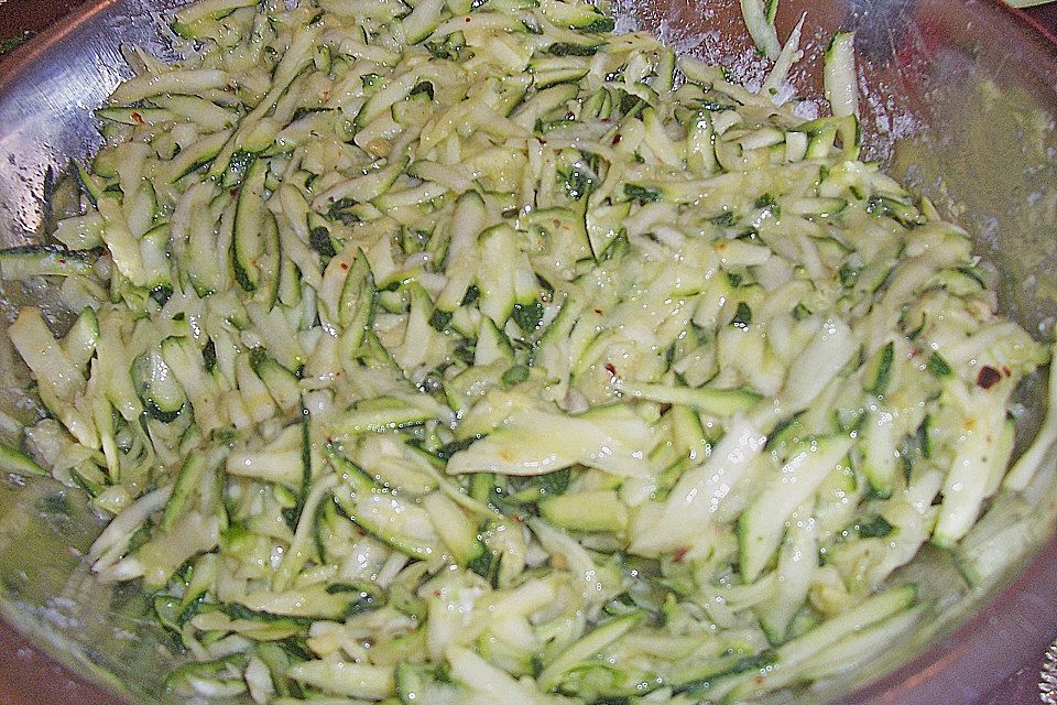 Zucchinipuffer mit Schafkäse - Dip