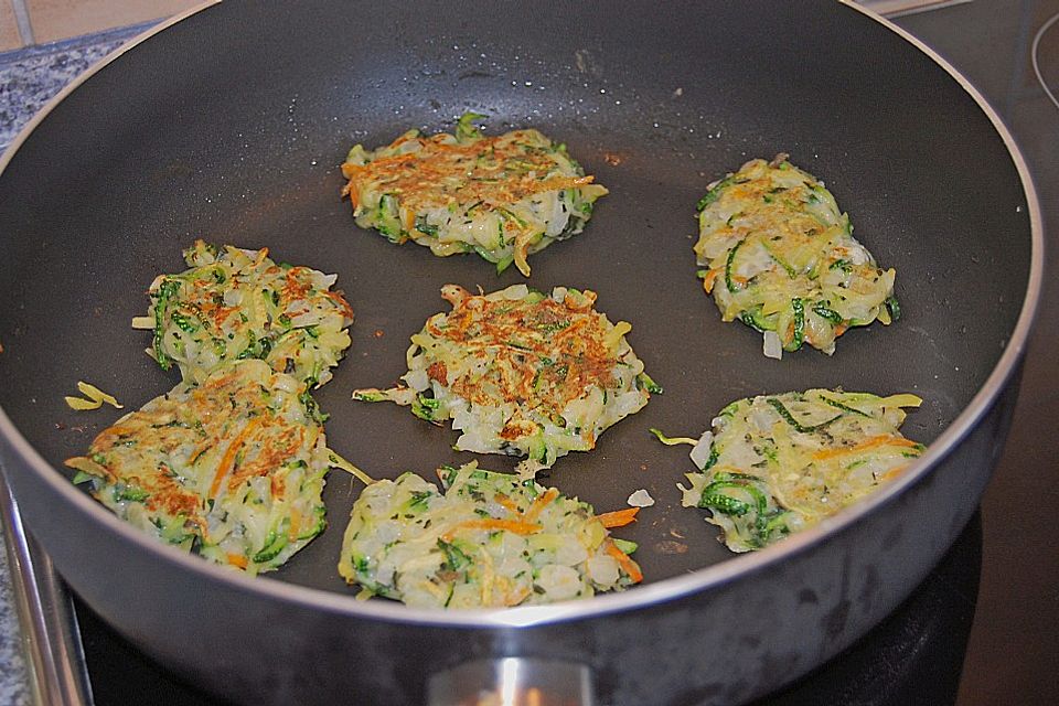 Zucchinipuffer mit Schafkäse - Dip