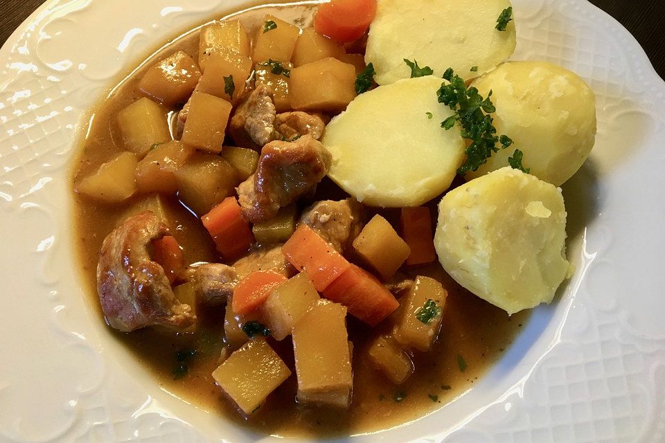 Steckrüben-Schweinegulasch