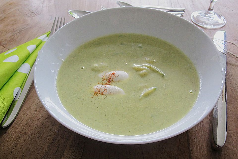 Zucchini - Cremesuppe mit Gnocchi