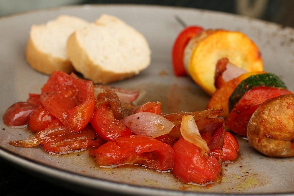 Gebackener Tomatensalat mit Schalotten