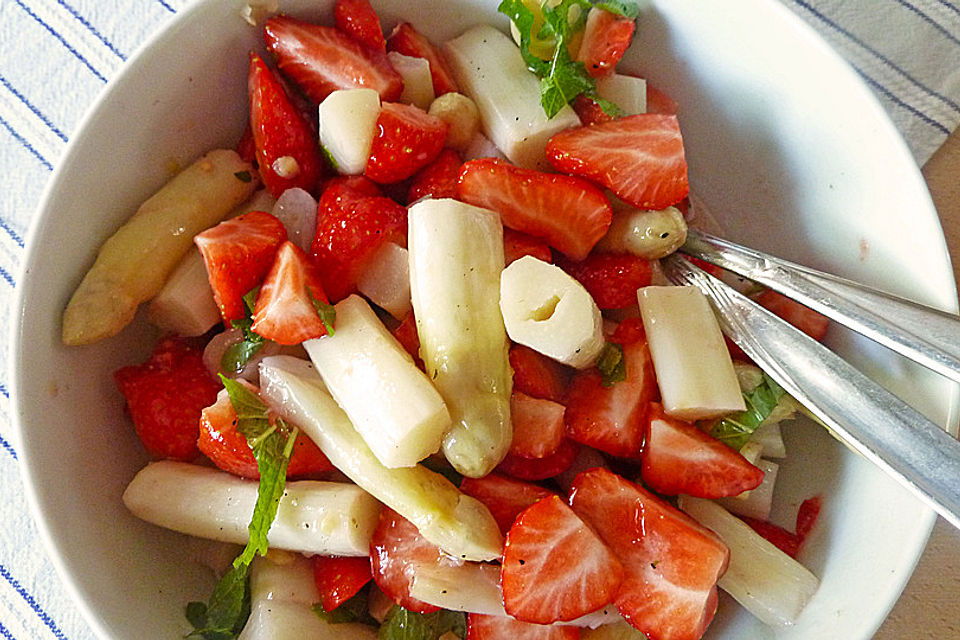 Spargel - Erdbeersalat mit Fischfilet